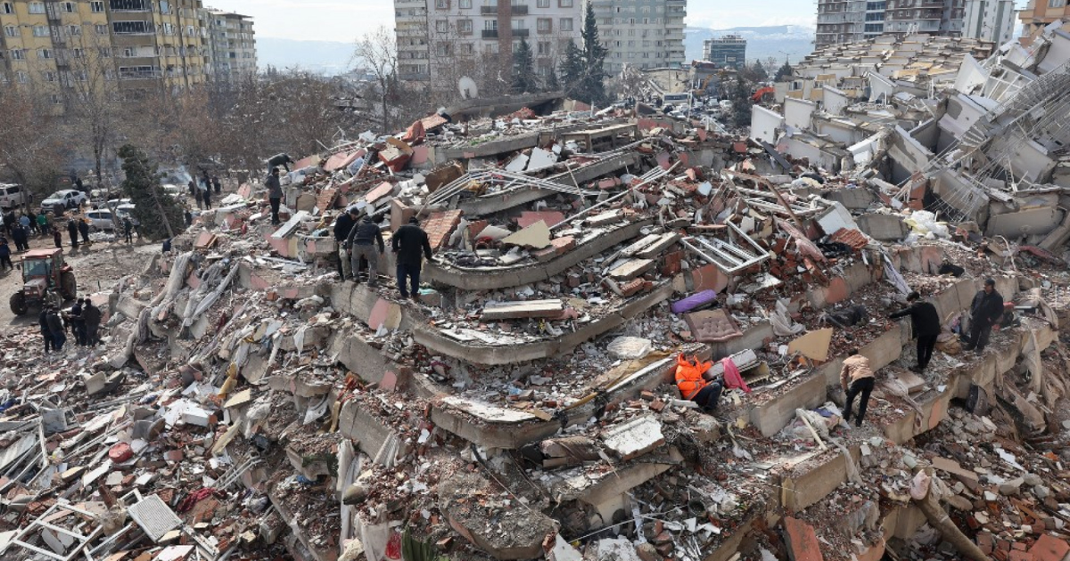 Lélegeztetőgépekkel segíti a kormány Törökország földrengés sújtotta áldozatait.