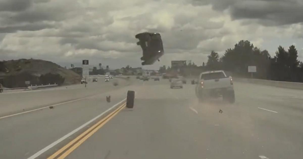 Sokkoló baleset az autópályán:  levegőbe repített egy autót a teherautó levált kereke