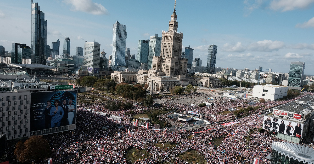 Több tízezren tüntetnek a lengyel kormány ellen Varsóban
