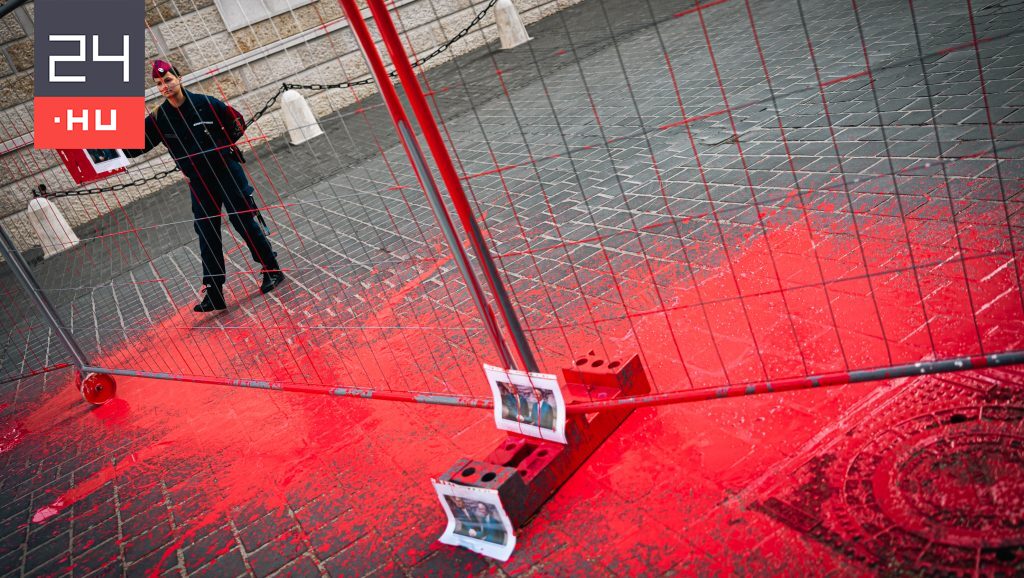 Vérvörös festékkel öntötték le a Karmelita előtti kordonokat a Momentum képviselői