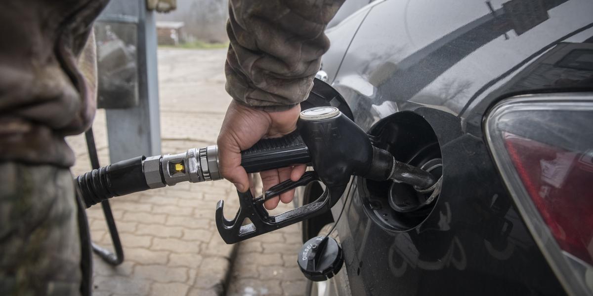 Már biztos, hétfőn jön a 21 forintos üzemanyag-áremelés a magyarországi benzinkutakon